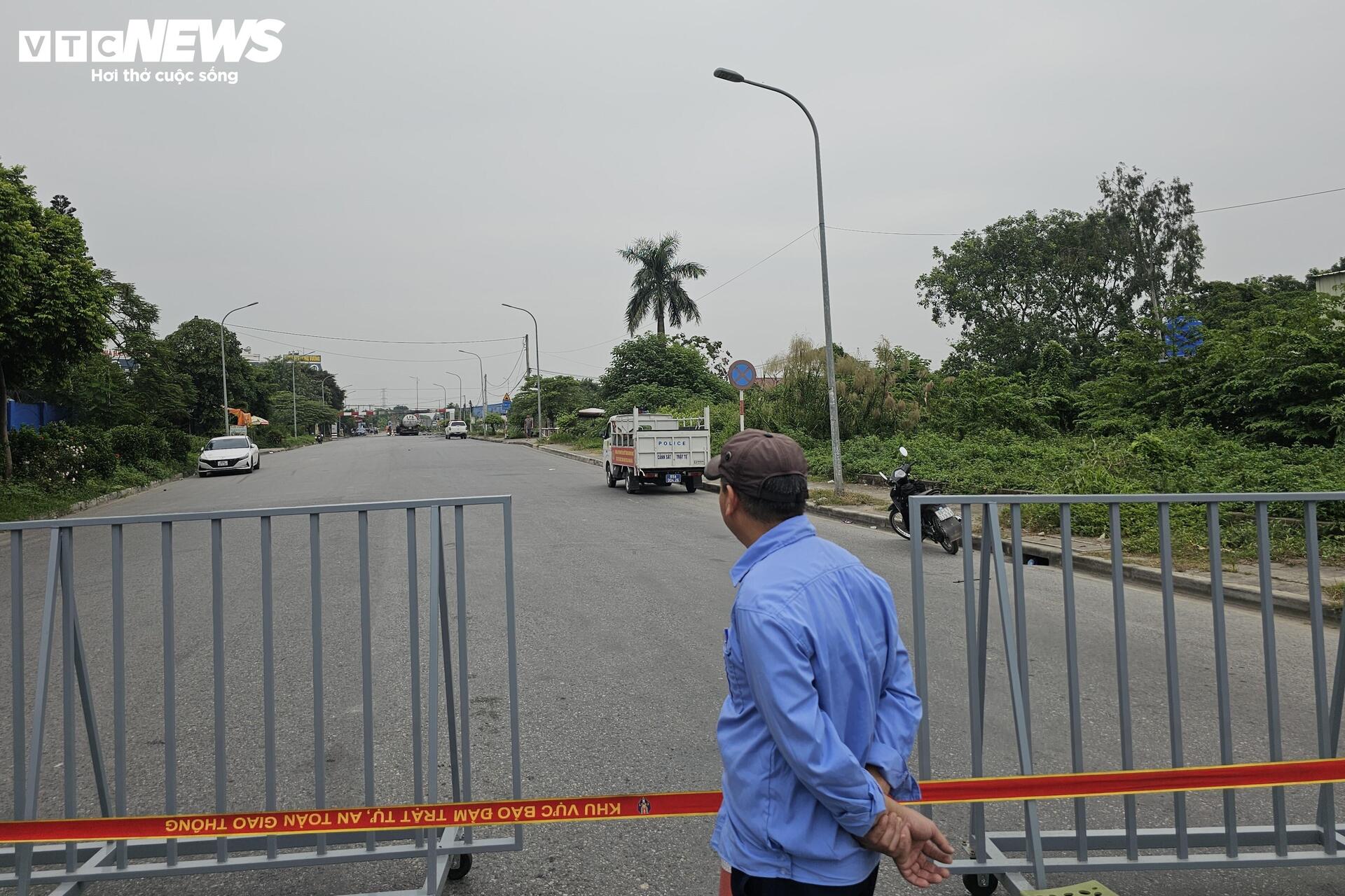 Hiện trường xe bồn nổ như bom: Xé toạc cabin, thổi bay cửa kính nhà dân - Ảnh 10. Hiện trường xe bồn nổ như bom: Xé toạc cabin, thổi bay cửa kính nhà dân - Ảnh 10.