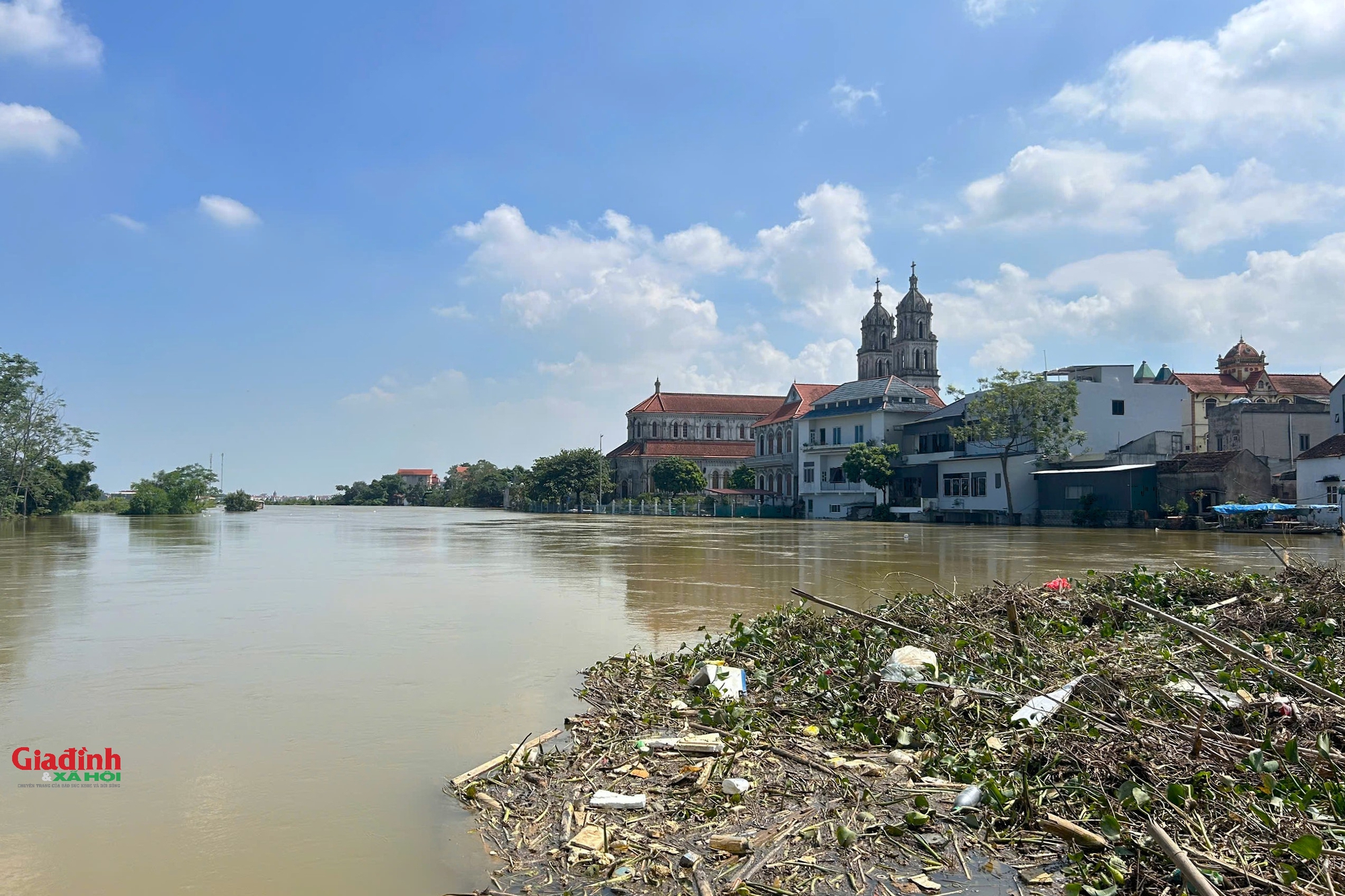 Lũ lớn tại Hà Nội: Cuộc sống người dân vùng rốn lũ bị cô lập - Ảnh 2.