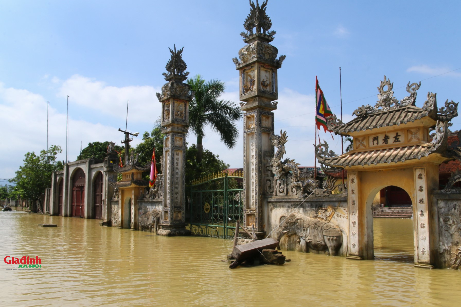 Lũ lớn tại Hà Nội: Cuộc sống người dân vùng rốn lũ bị cô lập - Ảnh 12.