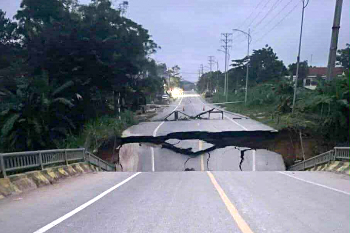 Tuyên Quang: Cầu Tát Luông sập mố, sụt lún sâu 2m trong đêm - Ảnh 1.