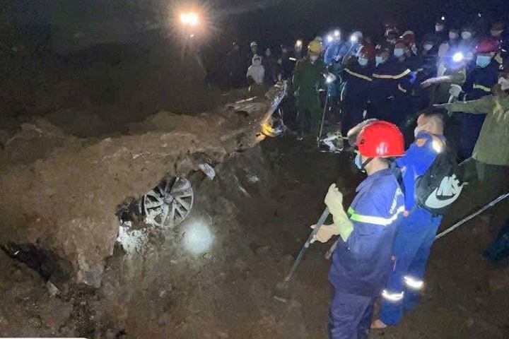 Xe bán tải bị đất đá vùi lấp ở Lào Cai: Tìm thấy 2 nạn nhân tử vong - Ảnh 1.