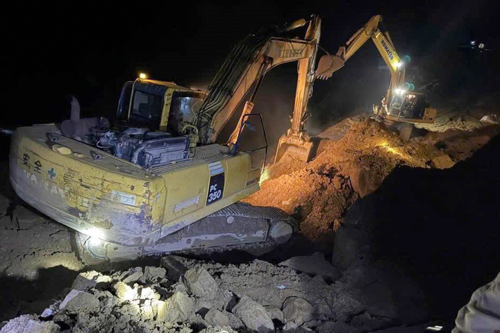 Xe bán tải bị đất đá vùi lấp ở Lào Cai: Tìm thấy 2 nạn nhân tử vong - Ảnh 2.