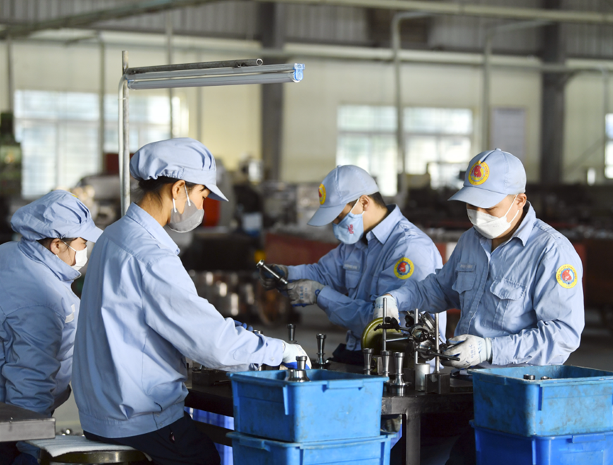 Từ 1/1/2026, người lao động nhận tin vui khi tăng lương tối thiểu vùng? - Ảnh 1.