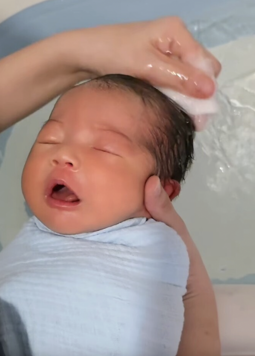 Biểu cảm đáng yêu của con gái H'Hen Niê khiến fan mê mẩn - Ảnh 3.