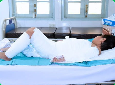 Bé 7 tuổi bỏng nặng do nước sôi từ nồi bánh bao đổ dội trúng người - Ảnh 1. Bé 7 tuổi bỏng nặng do nước sôi từ nồi bánh bao đổ dội trúng người - Ảnh 1.