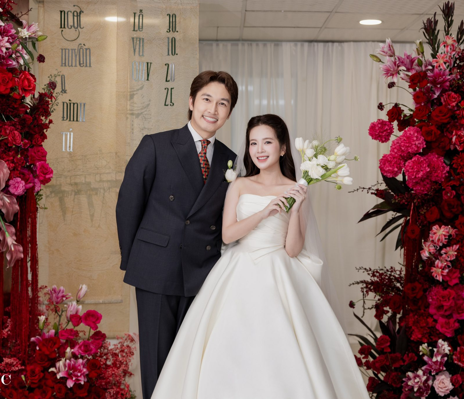 Váy cưới đẹp tinh tế của Ngọc Huyền trong ngày ăn hỏi - Ảnh 2.