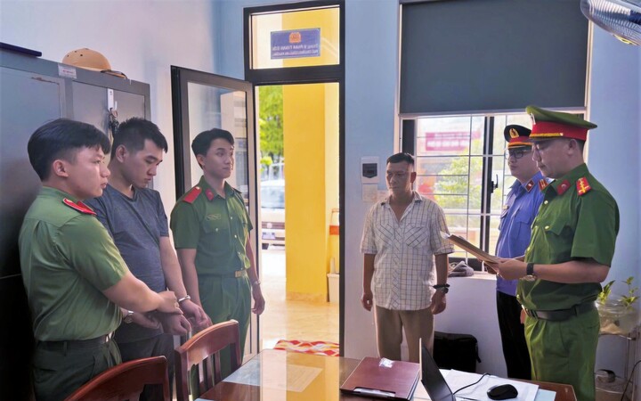 Bị đuổi khỏi nh&agrave;, người đ&agrave;n &ocirc;ng d&ugrave;ng k&eacute;o tấn c&ocirc;ng t&igrave;nh nh&acirc;n - Ảnh 2.