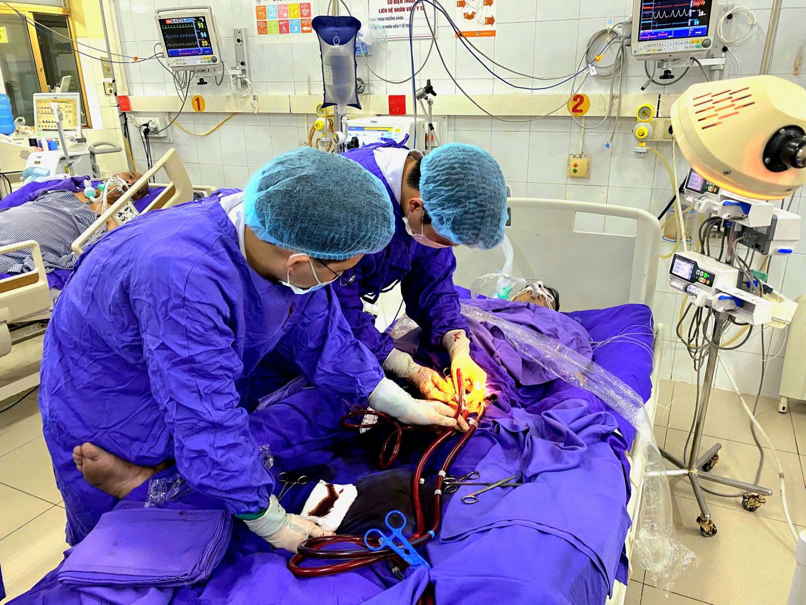 Người đàn ông 40 tuổi bị nhồi máu cơ tim cấp, 2 lần ngừng tim may mắn được cứu sống - Ảnh 2. Người đàn ông 40 tuổi bị nhồi máu cơ tim cấp, 2 lần ngừng tim may mắn được cứu sống - Ảnh 2.