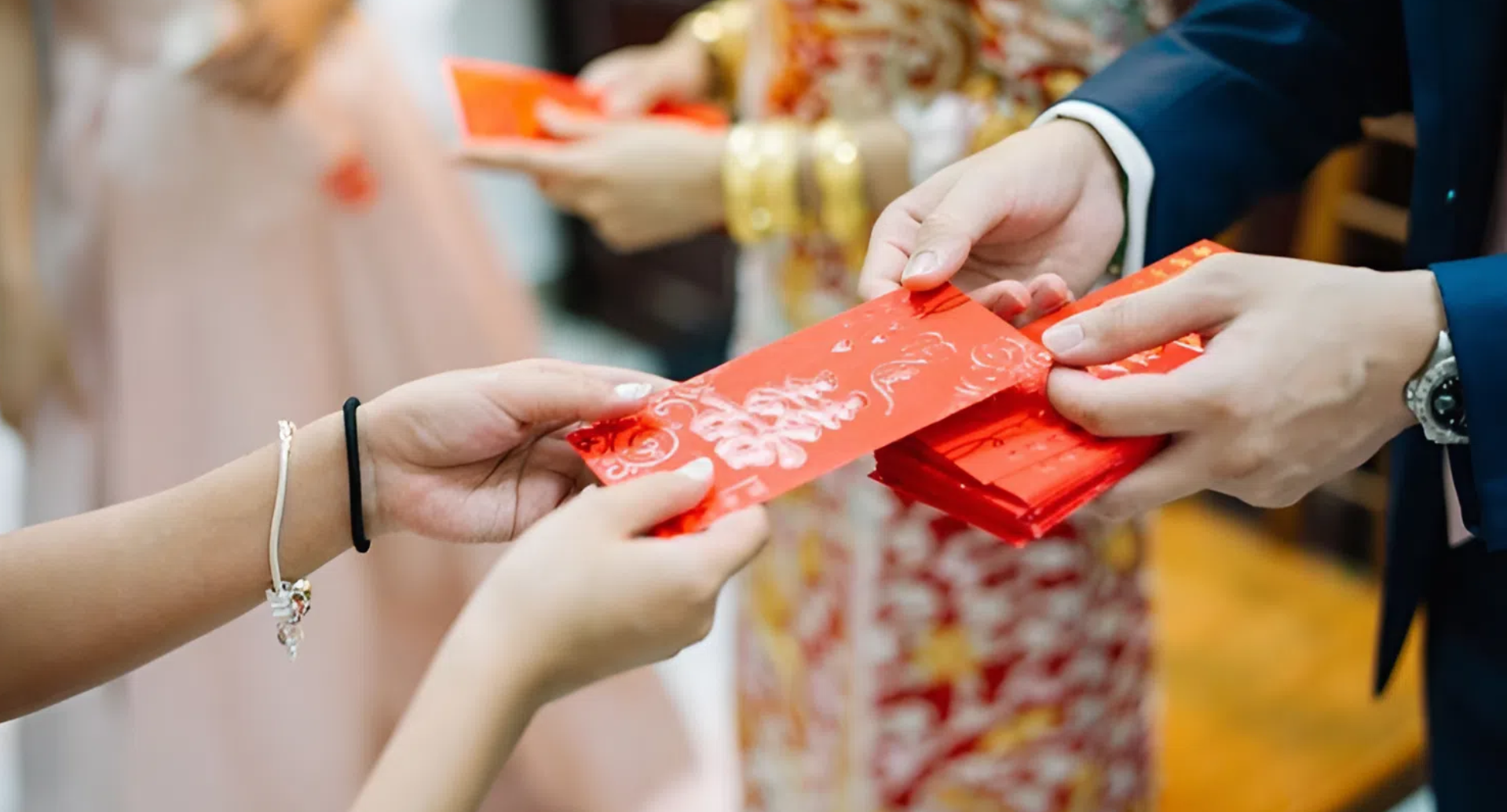 Lì xì phù rể 500 nghìn, cô dâu sững sờ khi mở phong bao của nhà trai - Ảnh 2. Lì xì phù rể 500 nghìn, cô dâu sững sờ khi mở phong bao của nhà trai - Ảnh 2.