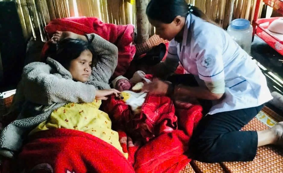 Giữa mưa lũ sạt lở, 2 y sĩ băng rừng 5km cứu mẹ con sản phụ ở vùng cao - Ảnh 1.