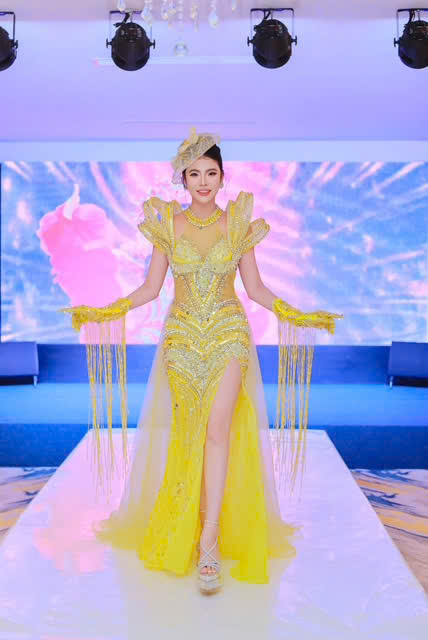 Á hậu Kim Khoẻ hoá ‘nữ thần’ trong hai thiết kế của NTK Tommy Nguyễn - Ảnh 2. Á hậu Kim Khoẻ hoá ‘nữ thần’ trong hai thiết kế của NTK Tommy Nguyễn - Ảnh 2.