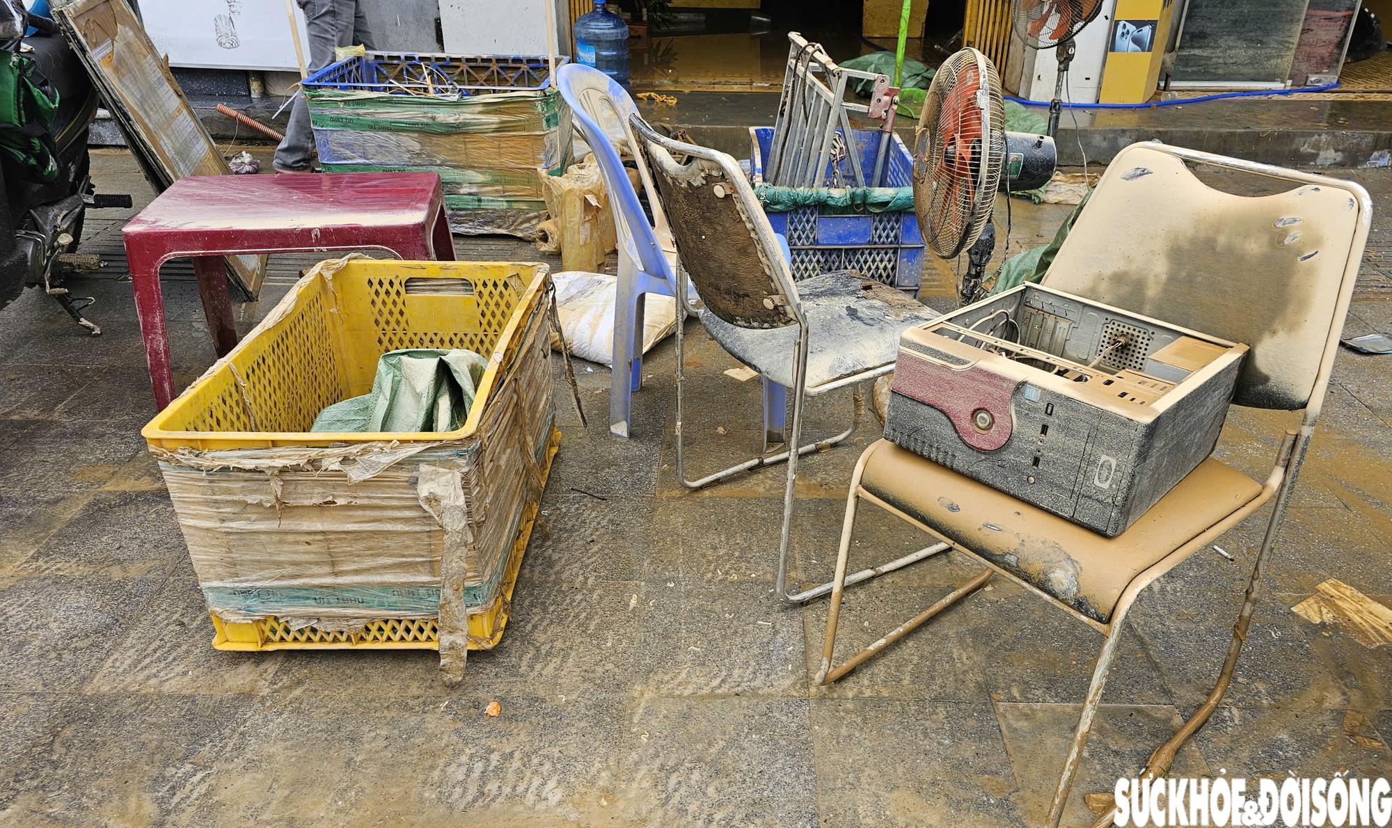 Người dân nội thành Huế sau lũ lịch sử: 'Bất lực nhìn tài sản bị nước nhấn chìm'- Ảnh 6. Người dân nội thành Huế sau lũ lịch sử: 'Bất lực nhìn tài sản bị nước nhấn chìm'- Ảnh 6.