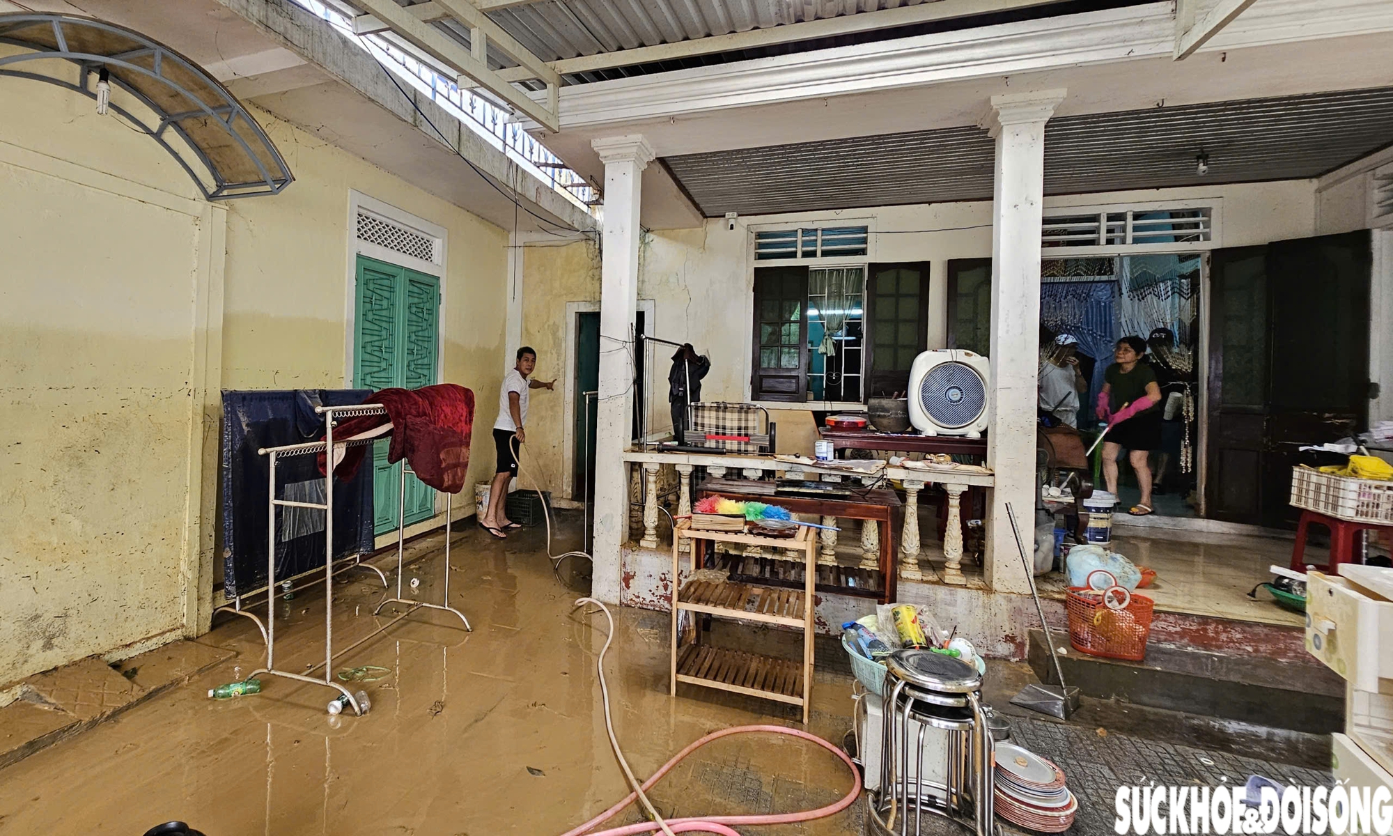 Người dân nội thành Huế sau lũ lịch sử: 'Bất lực nhìn tài sản bị nước nhấn chìm'- Ảnh 3. Người dân nội thành Huế sau lũ lịch sử: 'Bất lực nhìn tài sản bị nước nhấn chìm'- Ảnh 3.