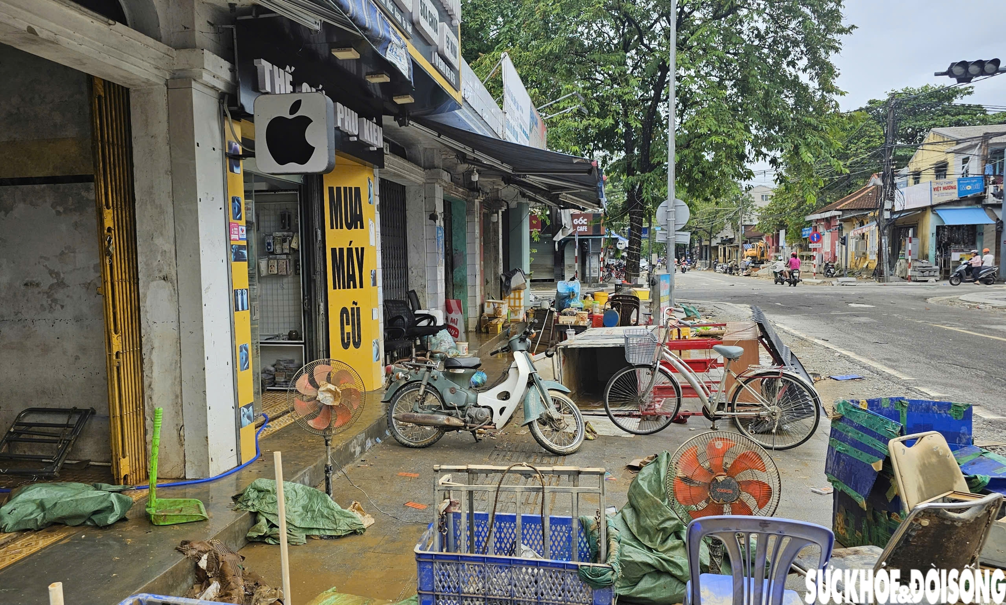 Người dân nội thành Huế sau lũ lịch sử: 'Bất lực nhìn tài sản bị nước nhấn chìm'- Ảnh 7. Người dân nội thành Huế sau lũ lịch sử: 'Bất lực nhìn tài sản bị nước nhấn chìm'- Ảnh 7.