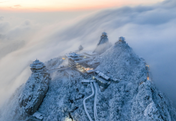 Khung cảnh &quot;đường phân chia âm dương&quot; đẹp đến nín thở, hai mùa cách nhau chỉ một sợi chỉ- Ảnh 6.