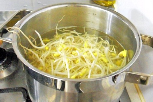 Loại rau rẻ tiền bán đầy chợ, người Việt nên ăn để ngừa viêm họng, giảm ho khi trời lạnh - Ảnh 1.