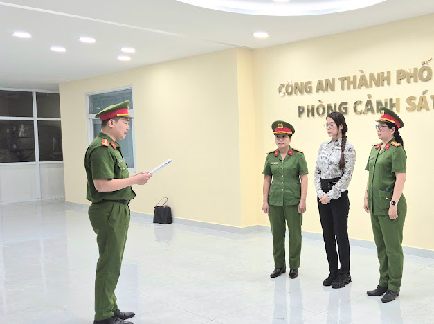 Công an TPHCM bắt giam diễn viên Trương Ngọc Ánh để điều tra về hành vi lạm dụng tín nhiệm chiếm đoạt hàng ngàn lượng vàng - Ảnh 2. Công an TPHCM bắt giam diễn viên Trương Ngọc Ánh để điều tra về hành vi lạm dụng tín nhiệm chiếm đoạt hàng ngàn lượng vàng - Ảnh 2.
