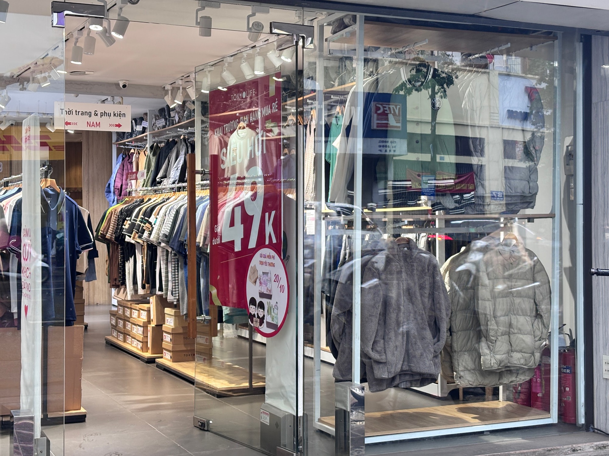 Hà Nội chuyển lạnh bất ngờ, shop quần áo “chạy đua” tung hàng chống rét - Ảnh 1. Hà Nội chuyển lạnh bất ngờ, shop quần áo “chạy đua” tung hàng chống rét - Ảnh 1.