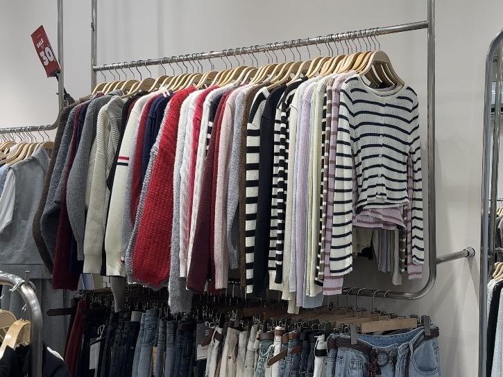 Hà Nội chuyển lạnh bất ngờ, shop quần áo “chạy đua” tung hàng chống rét - Ảnh 2. Hà Nội chuyển lạnh bất ngờ, shop quần áo “chạy đua” tung hàng chống rét - Ảnh 2.