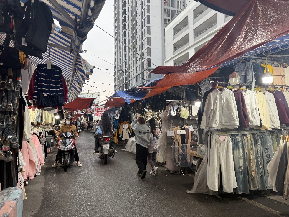 Chợ Nhà Xanh: Thiên đường hàng rẻ hay nơi buôn bán hàng nhái - Ảnh 2. Chợ Nhà Xanh: Thiên đường hàng rẻ hay nơi buôn bán hàng nhái - Ảnh 2.