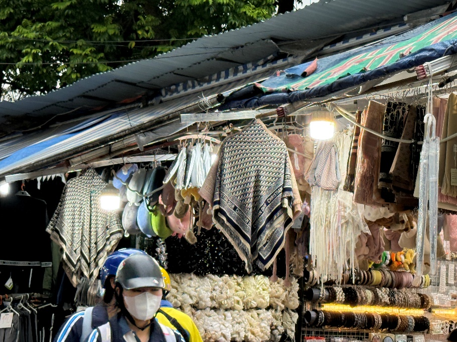 Chợ Nhà Xanh: Thiên đường hàng rẻ hay nơi buôn bán hàng nhái - Ảnh 5. Chợ Nhà Xanh: Thiên đường hàng rẻ hay nơi buôn bán hàng nhái - Ảnh 5.