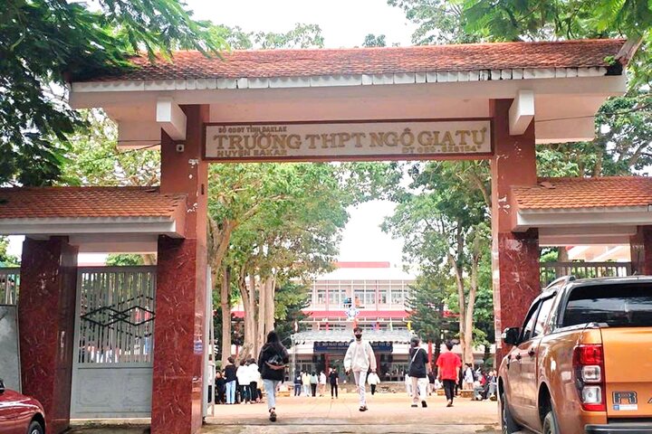 Xử phạt thầy giáo đăng thông tin sai sự thật về hiệu trưởng lên mạng xã hội - Ảnh 1.