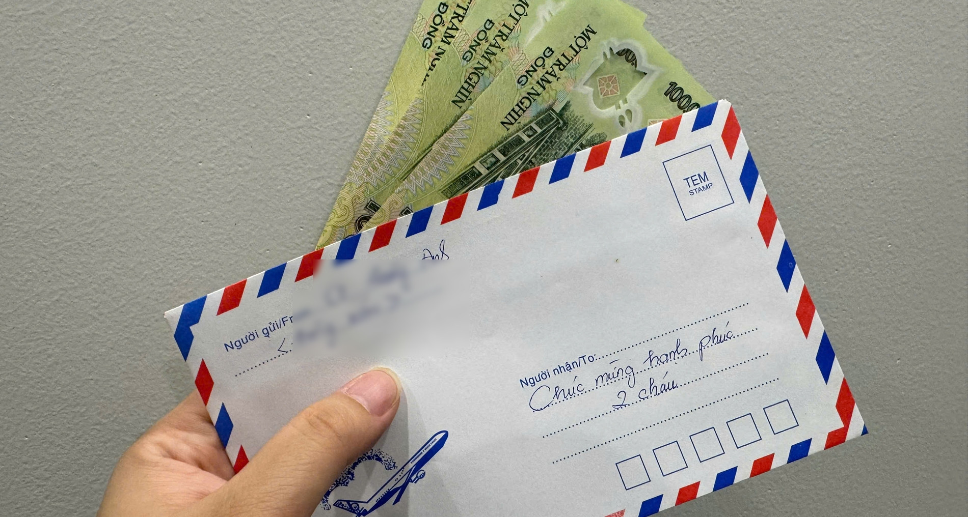 Hàng xóm đưa 3 con đi ăn cỗ cưới, mừng phong bì 300 nghìn gây bức xúc
