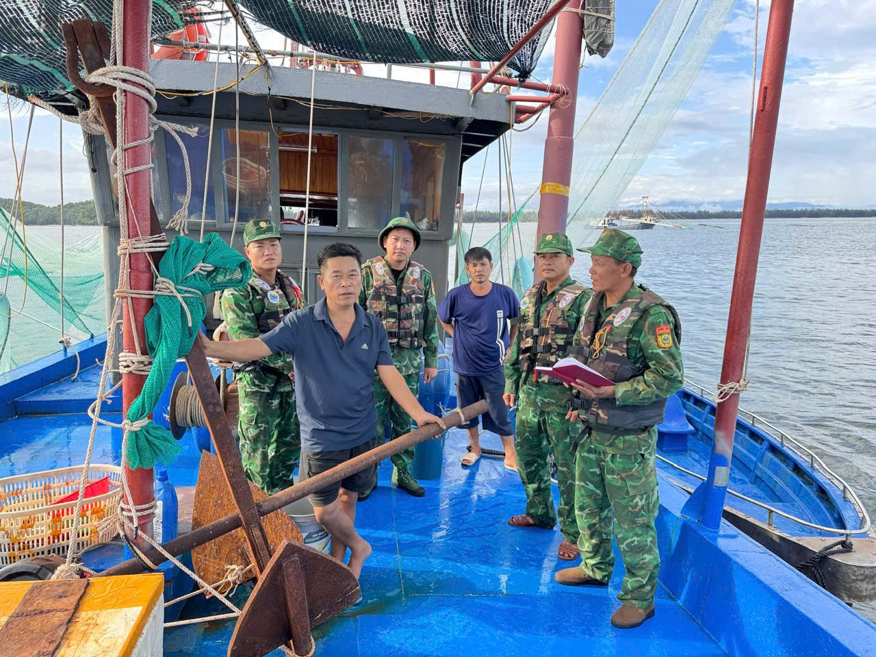 Quảng Ninh huy động hàng chục nghìn người, phương tiện ứng trực bão số 11 - Ảnh 1.