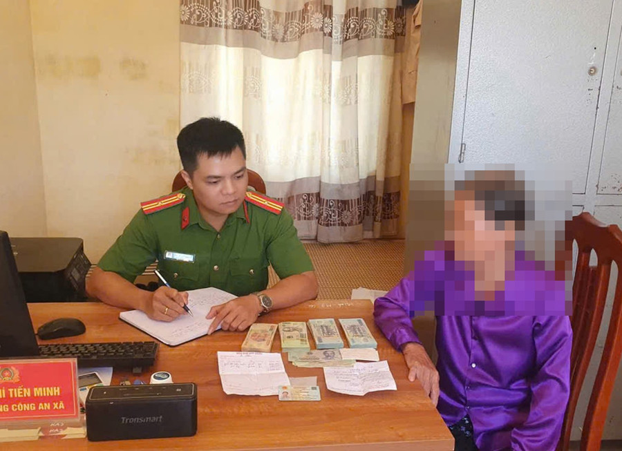 Công an kịp thời ngăn chặn cụ bà chuyển 130 triệu đồng cho kẻ lừa đảo - Ảnh 1.