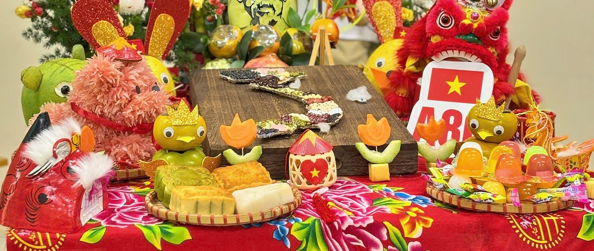 ថាសបុណ្យពាក់កណ្ដាលសរទរដូវស្នេហាជាតិរបស់ម្ដាយក្រុងហាណូយធ្វើឱ្យមានការចាប់អារម្មណ៍ពិសេសចំពោះកុមារ - រូបថតទី ៨។ Mâm cỗ Trung thu yêu nước của mẹ Hà Nội gây ấn tượng đặc biệt với thiếu nhi - Ảnh 8.