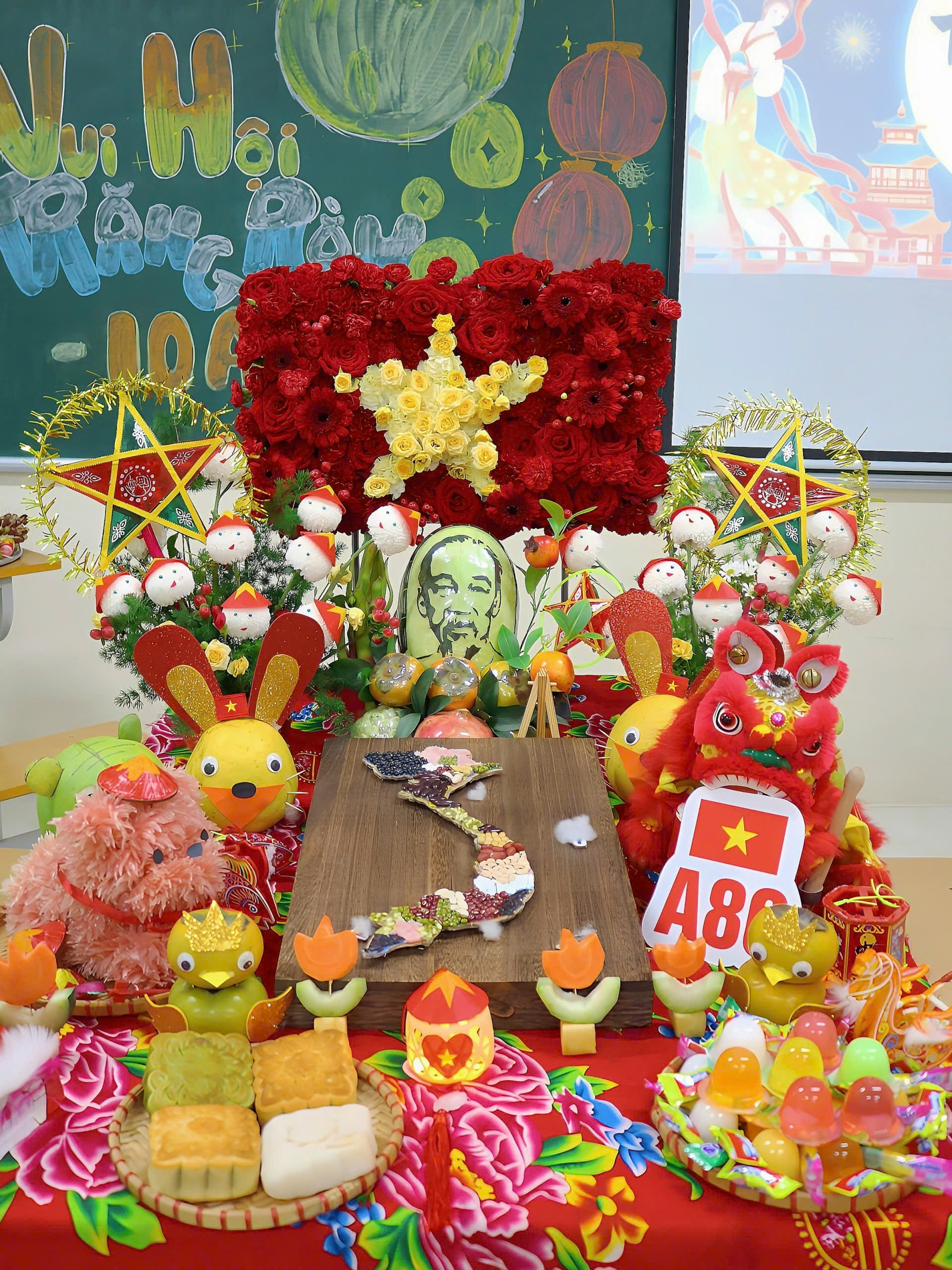 ថាសបុណ្យពាក់កណ្ដាលសរទរដូវស្នេហាជាតិរបស់ម្ដាយហាណូយធ្វើឲ្យកុមារមានការចាប់អារម្មណ៍ជាពិសេស - រូបថត ៧. Mâm cỗ Trung thu yêu nước của mẹ Hà Nội gây ấn tượng đặc biệt với thiếu nhi - Ảnh 7.