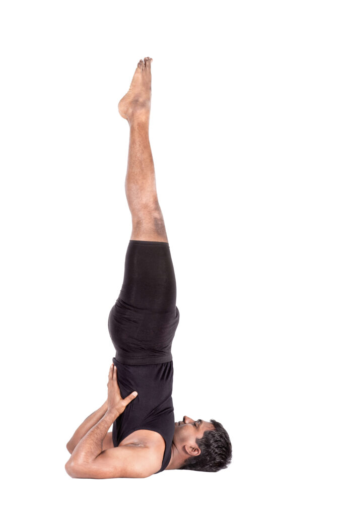 10 tư thế yoga cần tránh khi bị huyết áp cao- Ảnh 1.