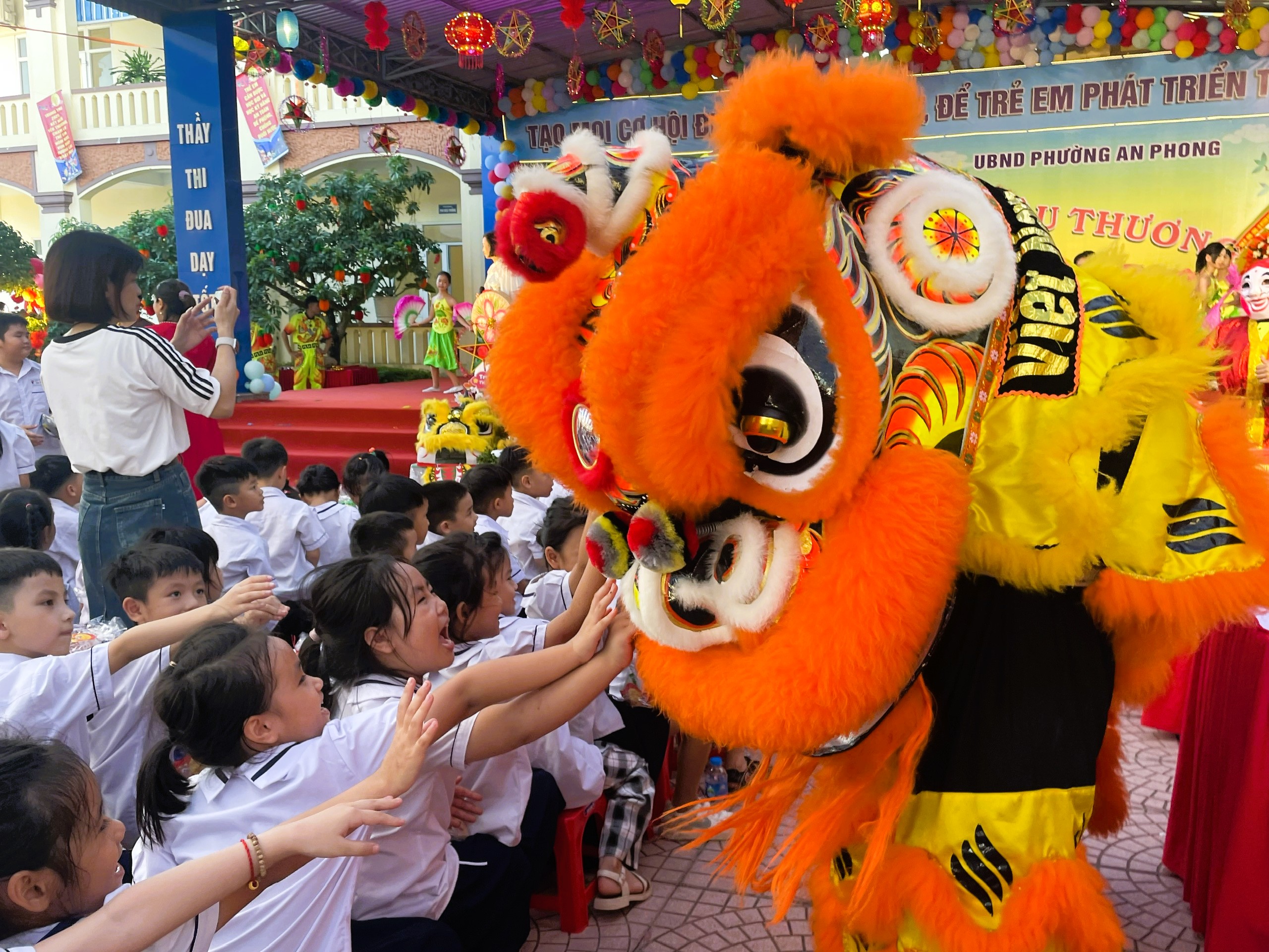 “Trung thu kết nối yêu thương” cho trẻ em có hoàn cảnh đặc biệt tại Hải Phòng - Ảnh 1.