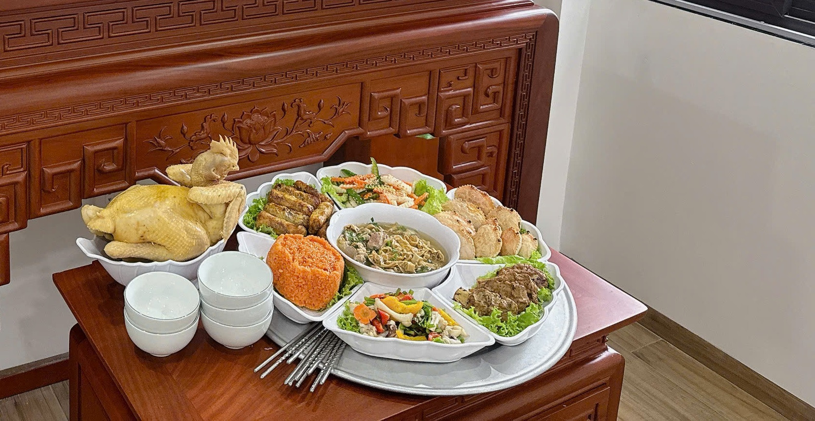 Con dâu đăng ảnh mâm cúng giỗ đầu bố chồng lên mạng, cả gia đình 'họp khẩn' - Ảnh 2.