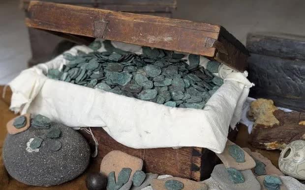 Các đồng xu Tây Ban Nha được trục vớt ngoài khơi bờ biển Đại Tây Dương bang Florida (Ảnh: AP) Các đồng xu Tây Ban Nha được trục vớt ngoài khơi bờ biển Đại Tây Dương bang Florida (Ảnh: AP)