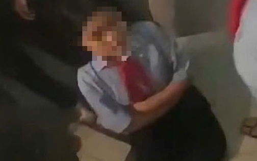 Phẫn nộ cảnh cô gái bị nhóm người bắt quỳ rồi chửi mắng, đánh liên tục - Ảnh 1.