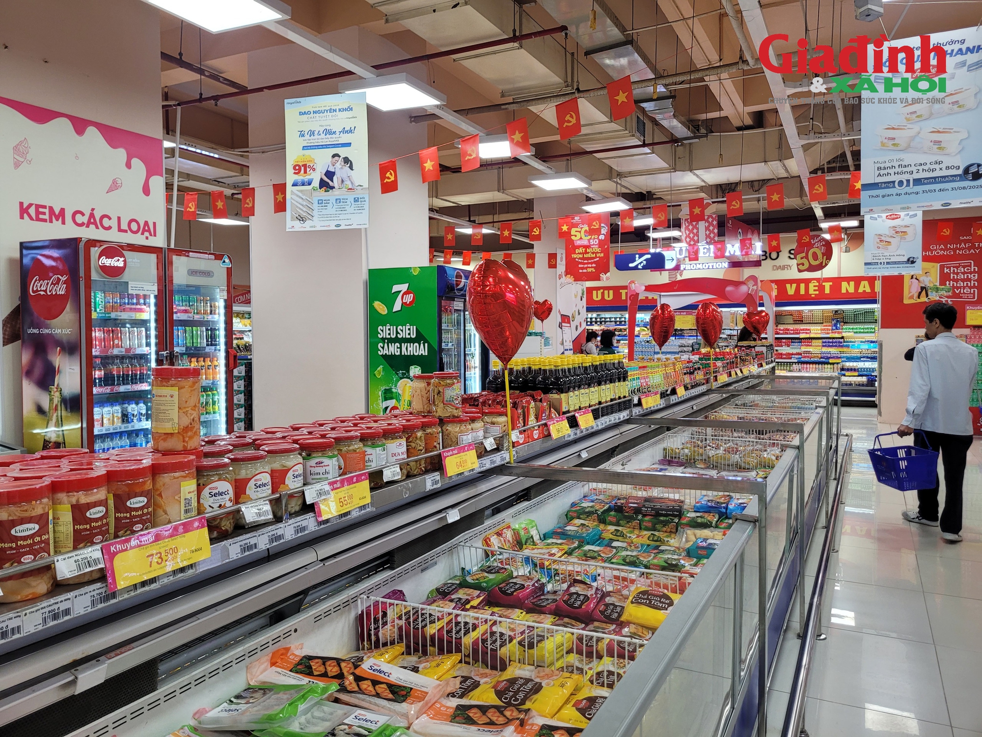 Hàng hóa thiết yếu giảm giá mạnh hỗ trợ người tiêu dùng sau bão số 10 - Ảnh 1.