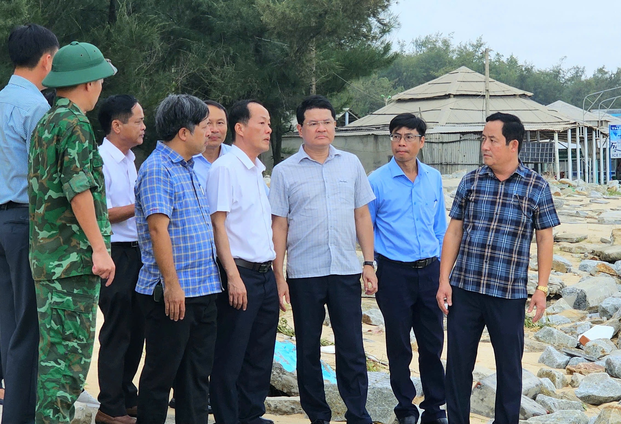duong-dao-ven-bai-tam-o-hue-bien-dang-sau-bao-so-10-15-17591539222541429665425-1759629499094-17596294993741488399605.jpg