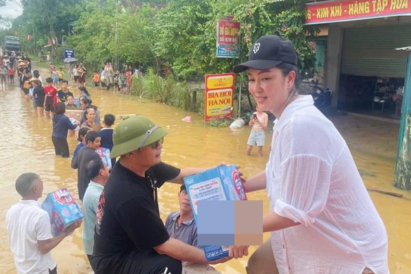 hoa-hau-nguyen-thi-huyen-1-17596354486261900121566.jpg