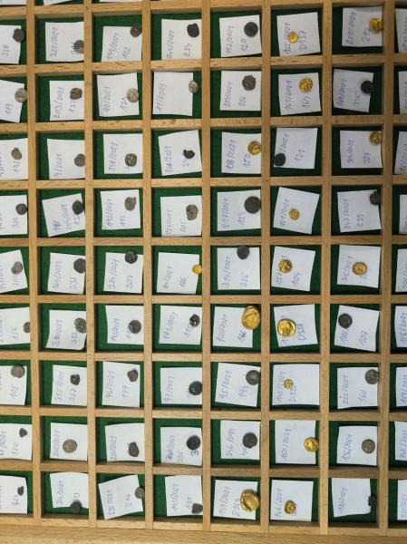 Tìm thấy kho báu chứa toàn tiền vàng, bạc quý giá- Ảnh 2. Tìm thấy kho báu chứa toàn tiền vàng, bạc quý giá- Ảnh 2.