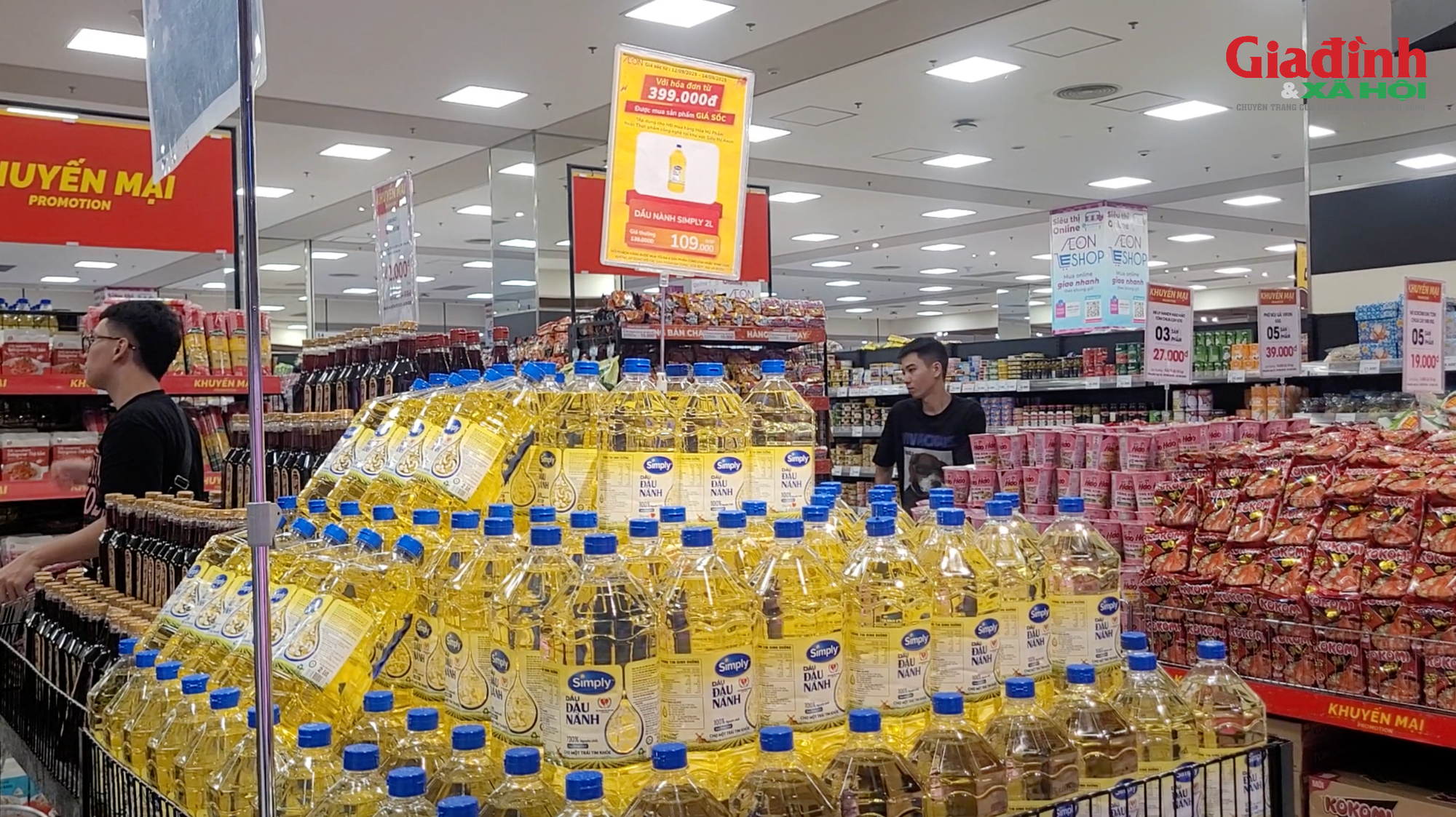 Doanh nghiệp bán lẻ đảm bảo nguồn cung hàng hóa ổn định trước bão số 11 - Ảnh 2.