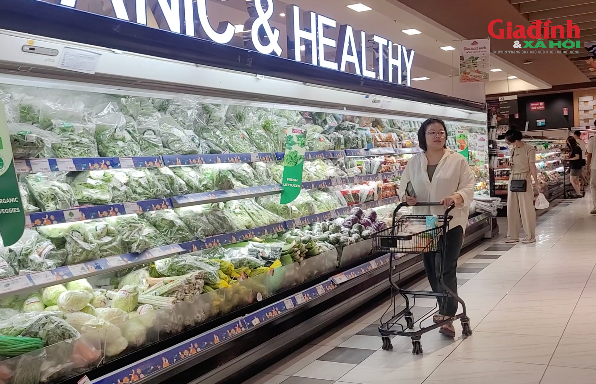 Doanh nghiệp bán lẻ đảm bảo nguồn cung hàng hóa ổn định trước bão số 11 - Ảnh 1.