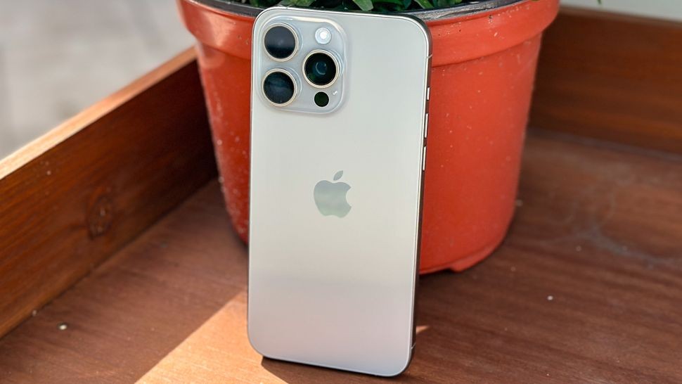 Giá iPhone 15 Pro Max và iPhone 15 mới nhất cực dễ mua trên thị trường - Ảnh 2.