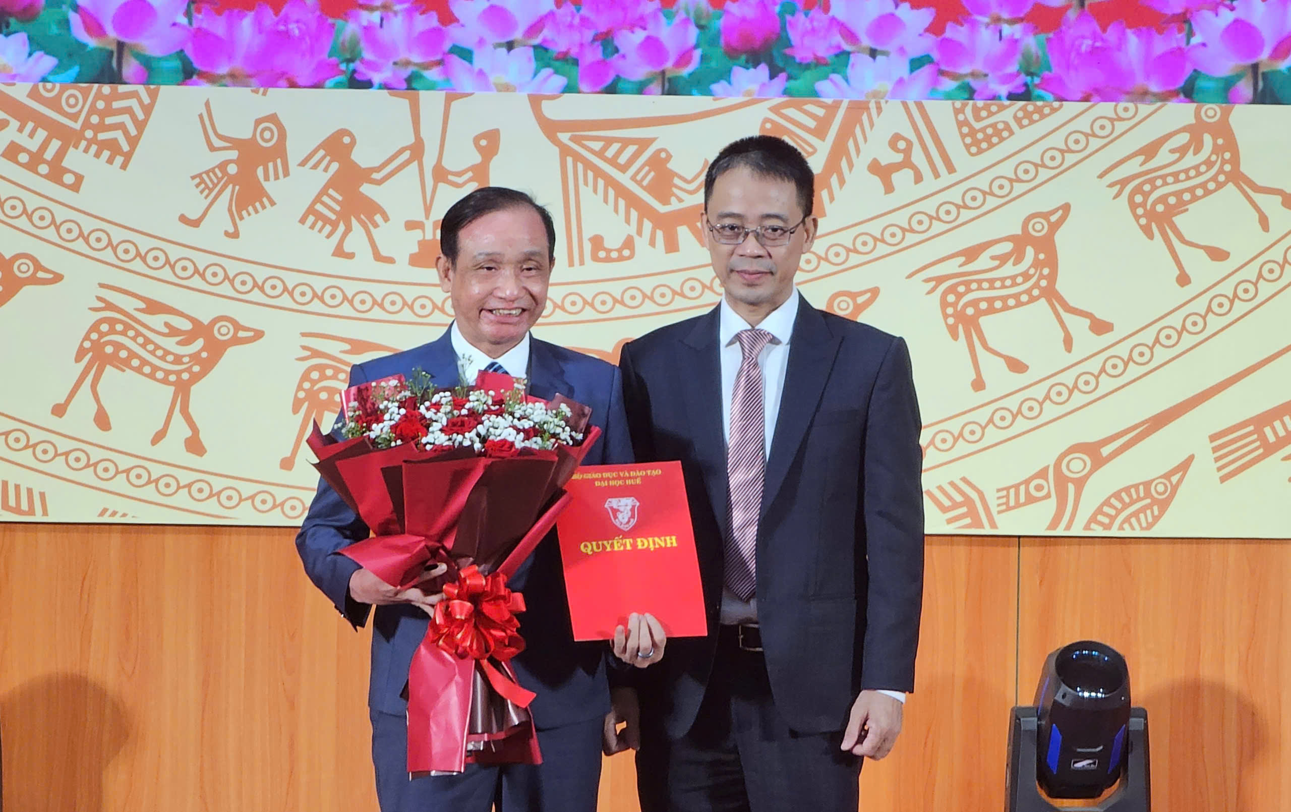 pgs-ts-doan-duc-luong-giu-chuc-hieu-truong-17597160174891271566762.jpg