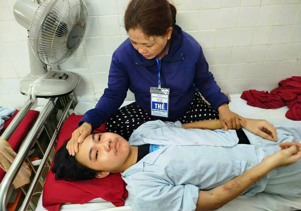 Xót xa cảnh người phụ nữ ở Huế cùng lúc chăm chồng bại liệt, con bệnh nặng - Ảnh 1.
