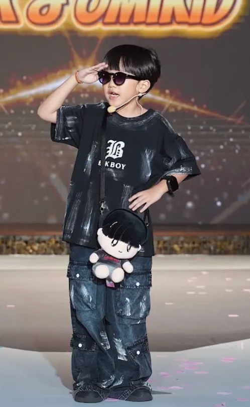 Chân dung rapper 8 tuổi Xệ Xệ làm vedette show thời trang nhí - Ảnh 3. Chân dung rapper 8 tuổi Xệ Xệ làm vedette show thời trang nhí - Ảnh 3.