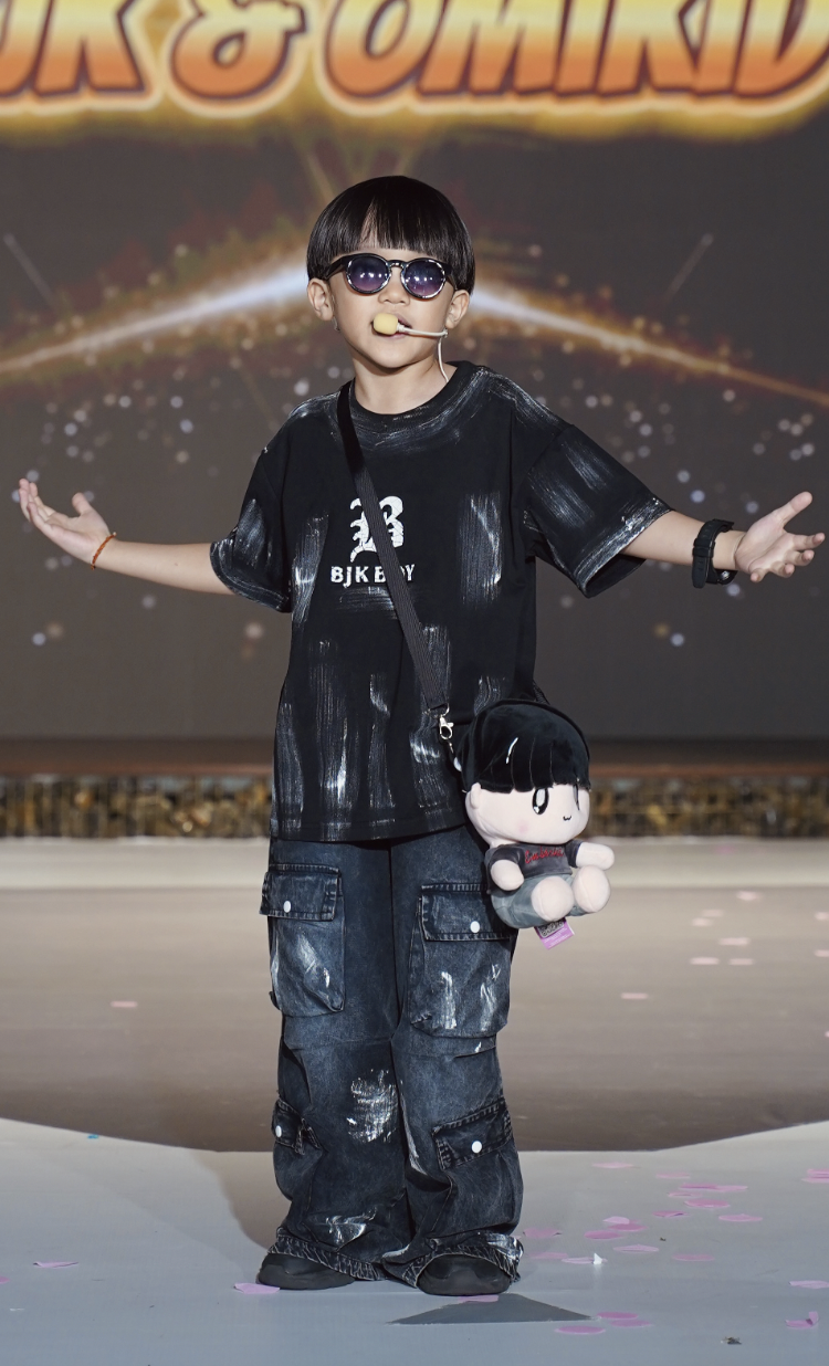 Chân dung rapper 8 tuổi Xệ Xệ làm vedette show thời trang nhí - Ảnh 2. Chân dung rapper 8 tuổi Xệ Xệ làm vedette show thời trang nhí - Ảnh 2.