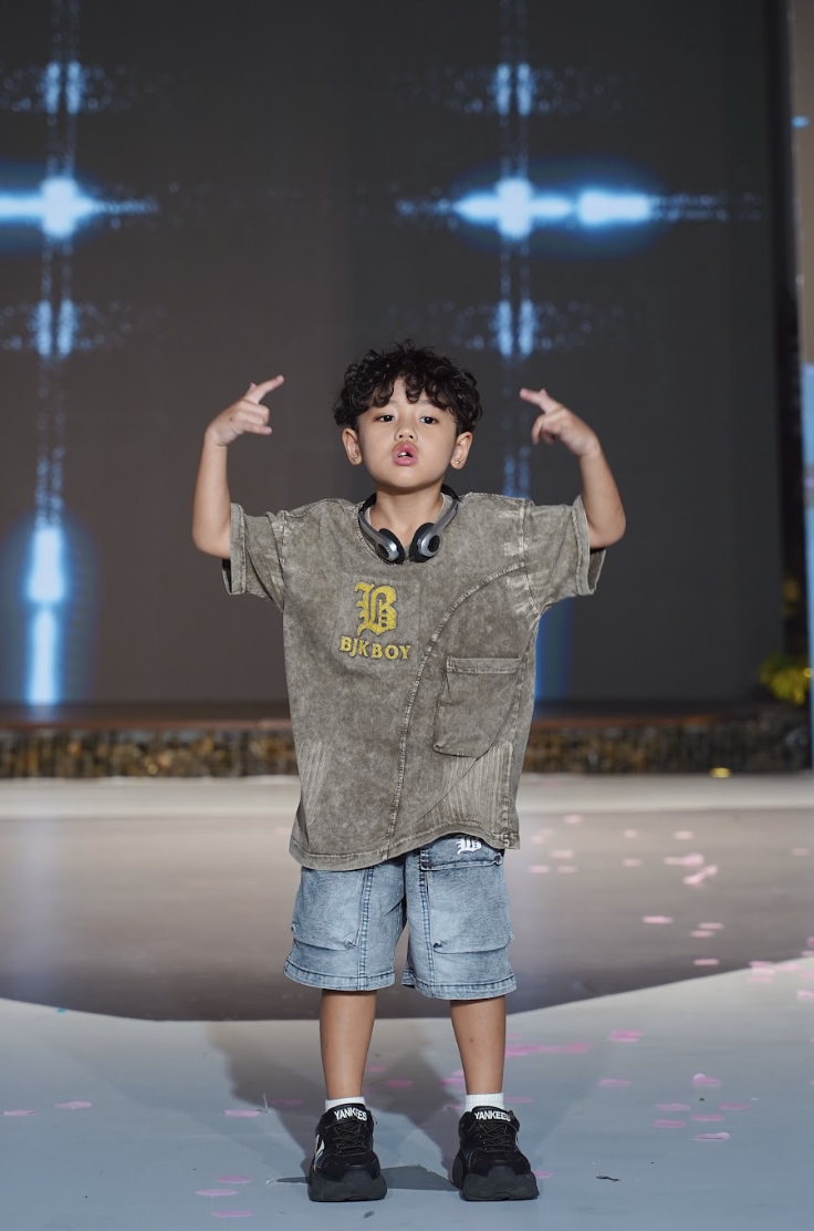 Chân dung rapper 8 tuổi Xệ Xệ làm vedette show thời trang nhí - Ảnh 7. Chân dung rapper 8 tuổi Xệ Xệ làm vedette show thời trang nhí - Ảnh 7.