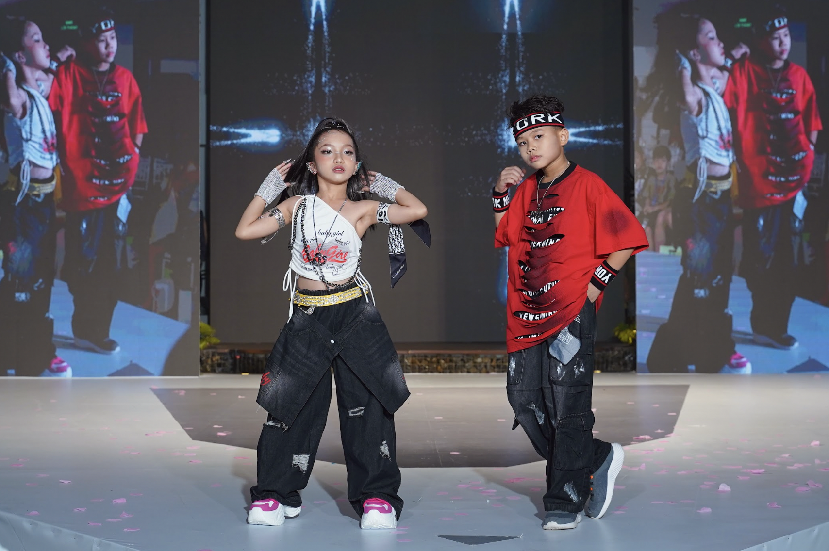 Chân dung rapper 8 tuổi Xệ Xệ làm vedette show thời trang nhí - Ảnh 6. Chân dung rapper 8 tuổi Xệ Xệ làm vedette show thời trang nhí - Ảnh 6.