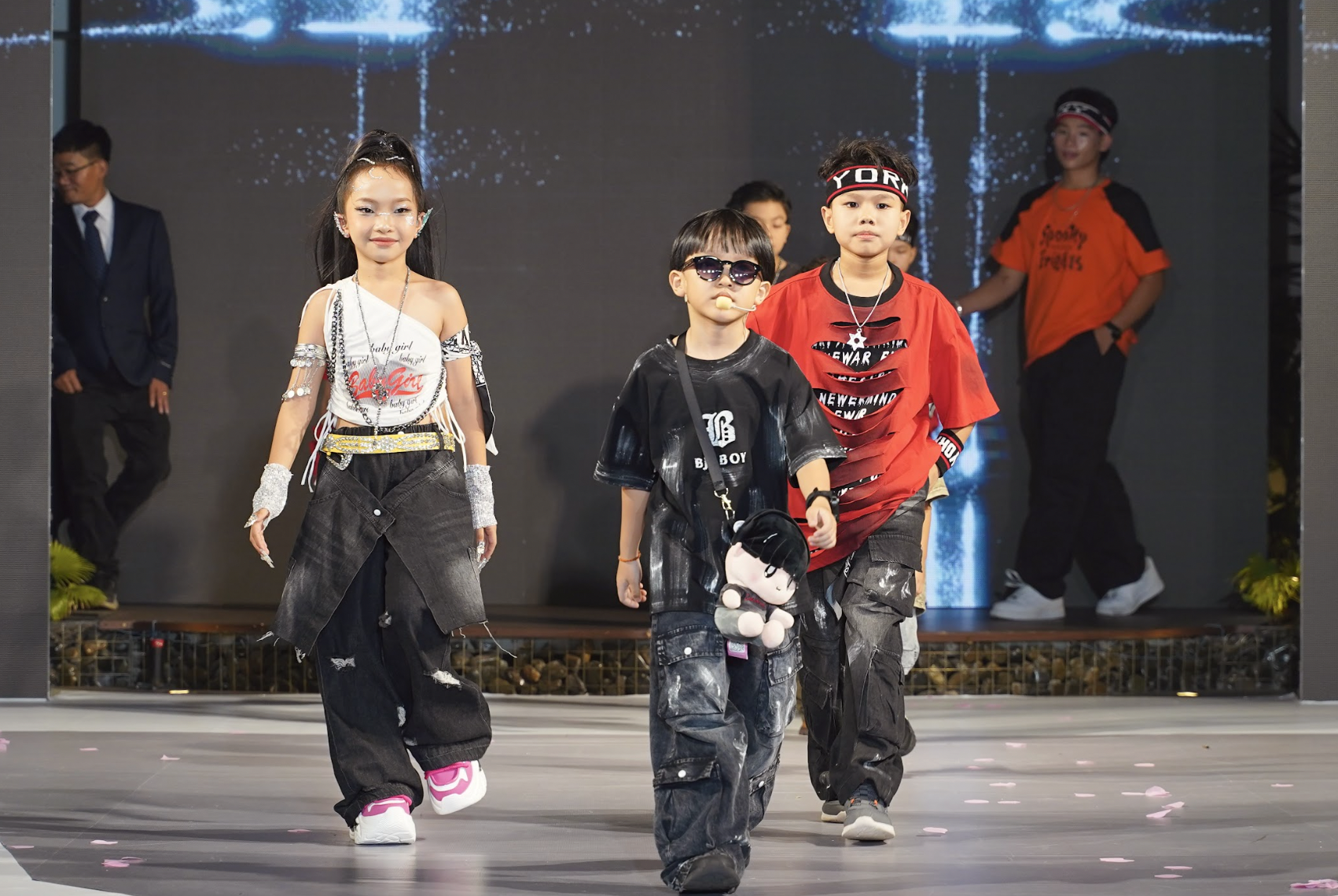 Chân dung rapper 8 tuổi Xệ Xệ làm vedette show thời trang nhí - Ảnh 4. Chân dung rapper 8 tuổi Xệ Xệ làm vedette show thời trang nhí - Ảnh 4.